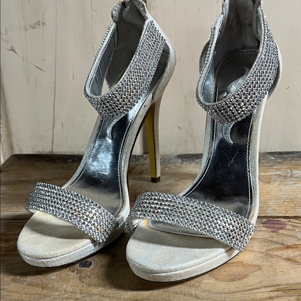 9.5 Elegant Silver Crystal High Heel shoes.  Very elegant. Exc condition
